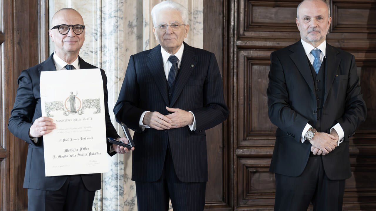 Il Prof. Trabalzini riceve la Medaglia d'oro al Merito della Sanità Pubblica al Quirinale, accanto al Presidente Sergio Mattarella